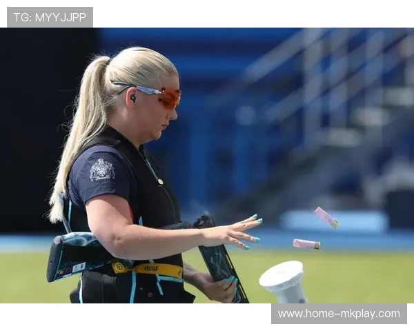 射击飞碟连续击中目标令人拍案叫绝 射击飞碟连续击中目标令人拍案叫绝